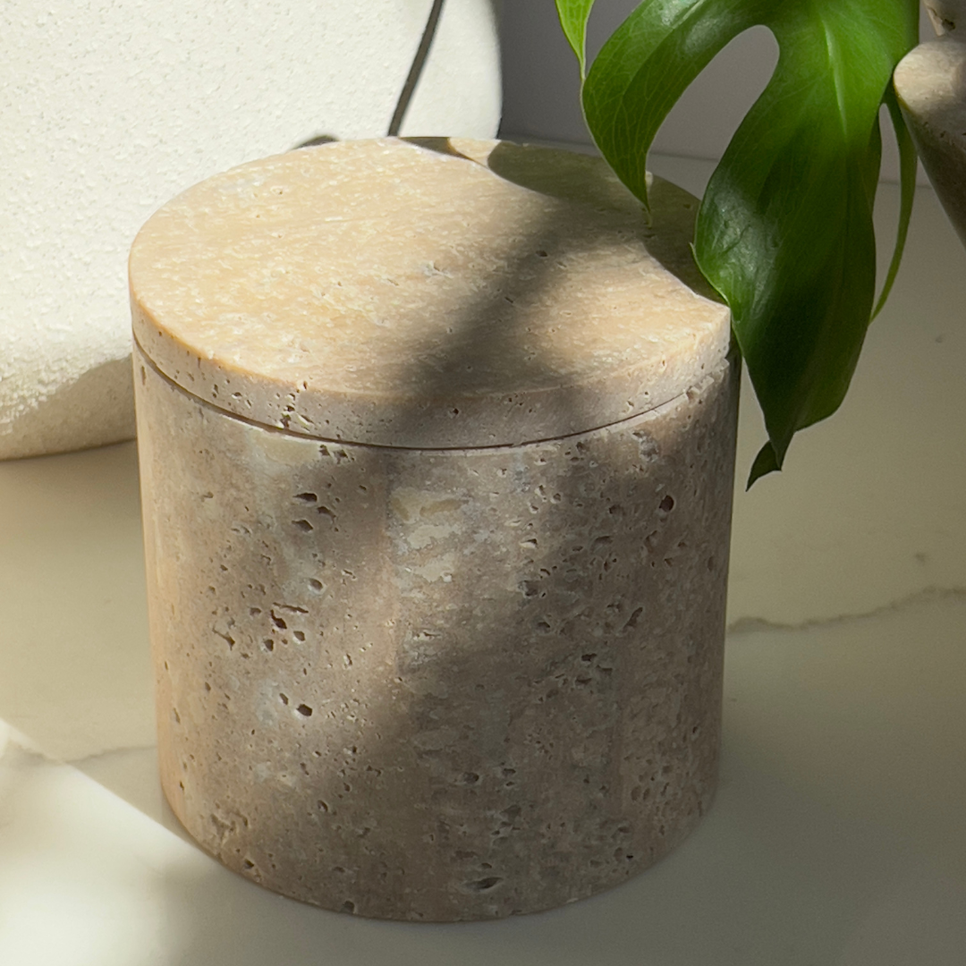Rosalin travertijnpot met deksel – 9,9 × 9,9 cm