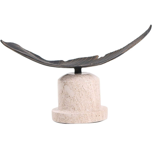 Bladornament op marmeren voet
